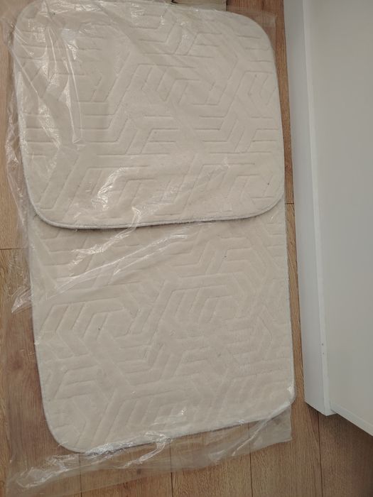 Продаётся Новый  Турецкий коврик в ванную в наборе в ваннуую