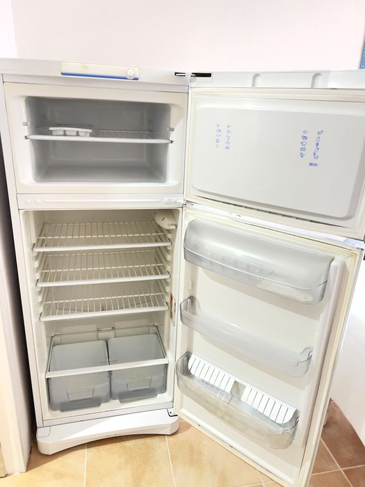 Продам Холодильник indesit