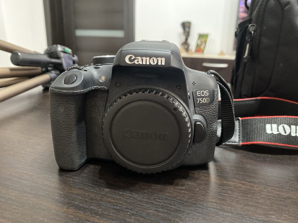 Aparat foto DSLR Canon 750D