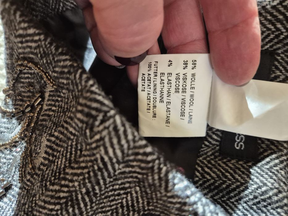 Fusta cu lână, captusita cu acetat,pozele nu i fac cinste .