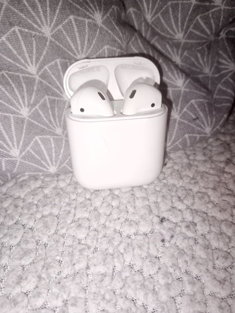 Vând airpods puțin folosite