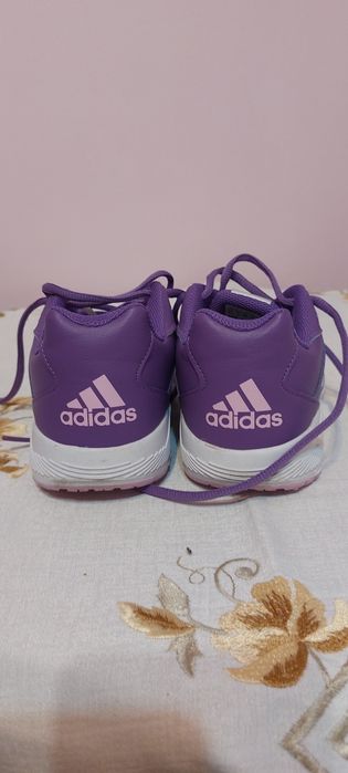 Дамски маратонки адидас. Чисто нови. С кутия.