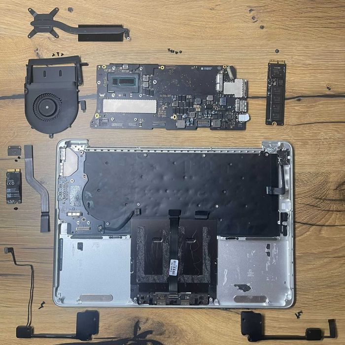 MacBook Pro 13” Retina (A1502, Early 2015) – vând pe piese originale