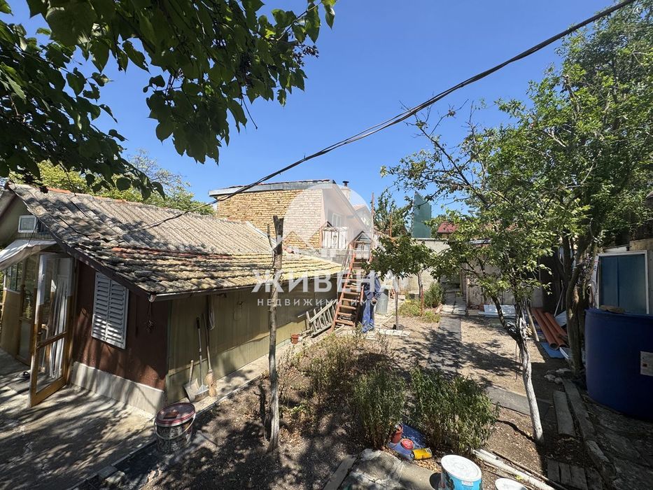 Къща с парцел 706 кв.м, м-т Манастирски рид