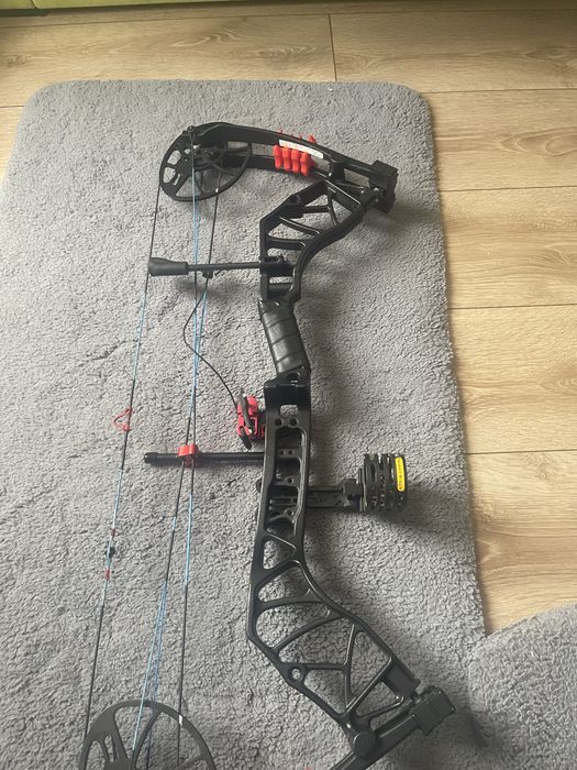Vând arc Bear Legit reglabil (10-70 lbs)