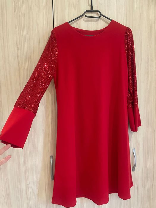 Стилна червена рокля с паети на ръкава