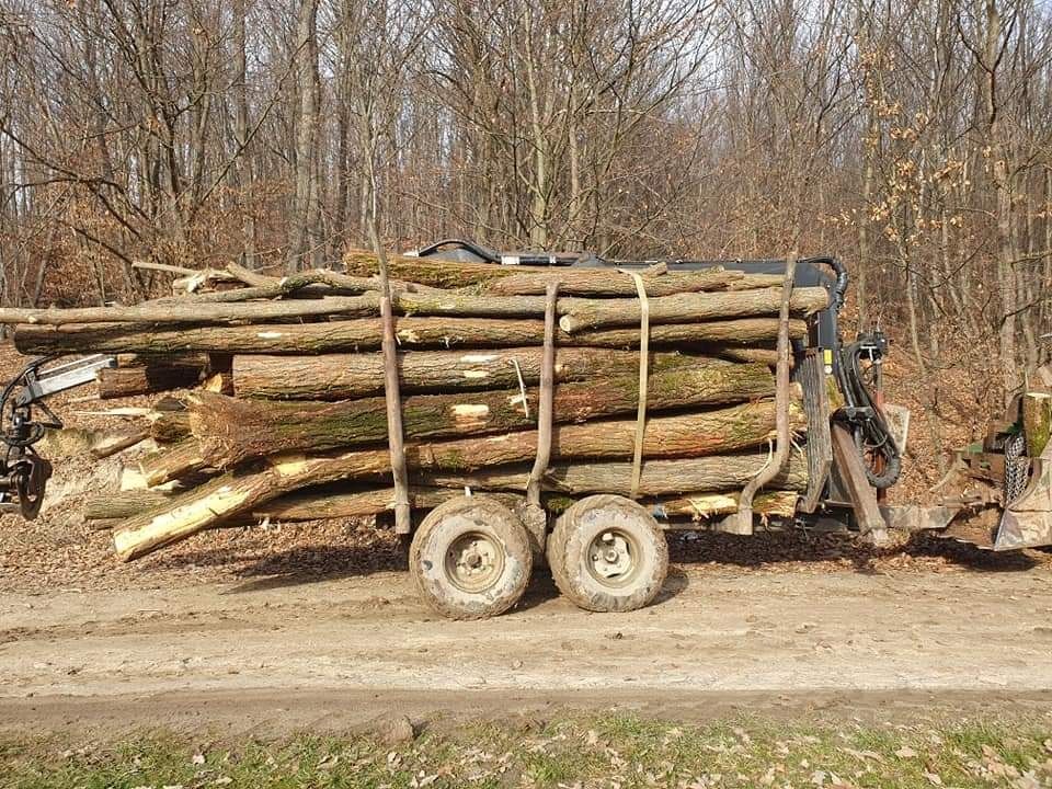 Remorca forestieră cu macara după tractor