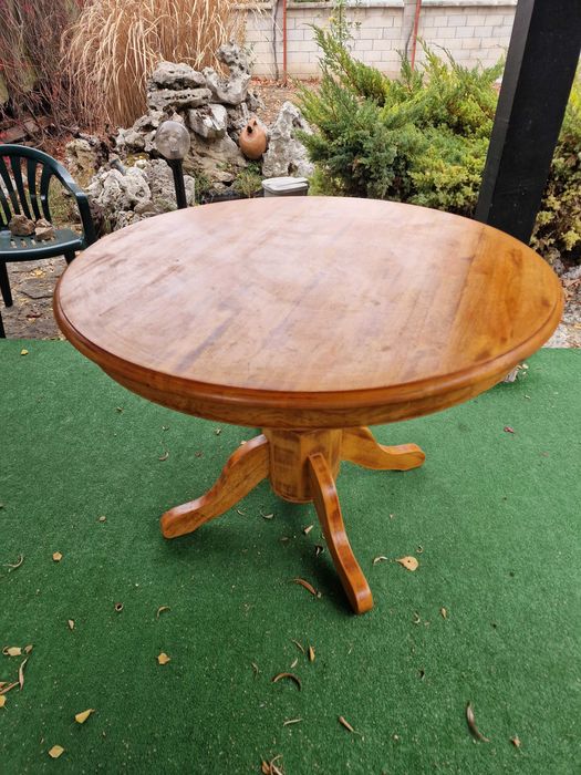 Кръгла масивна дървена маса