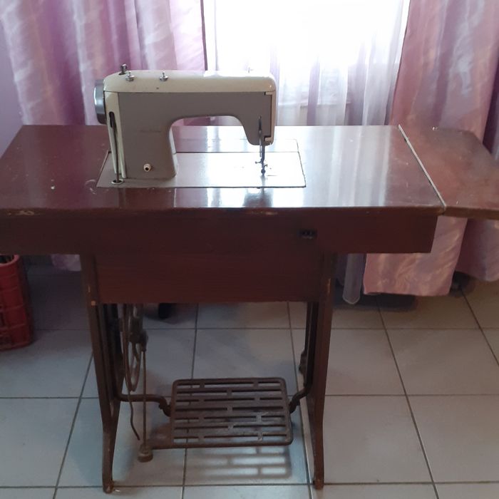 Vând Canapea Extensibla,Televizor,Pat Dormitor,Masina de Cusut Ileana