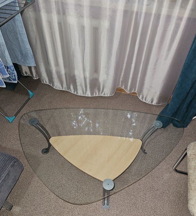 Стол стеклянный .