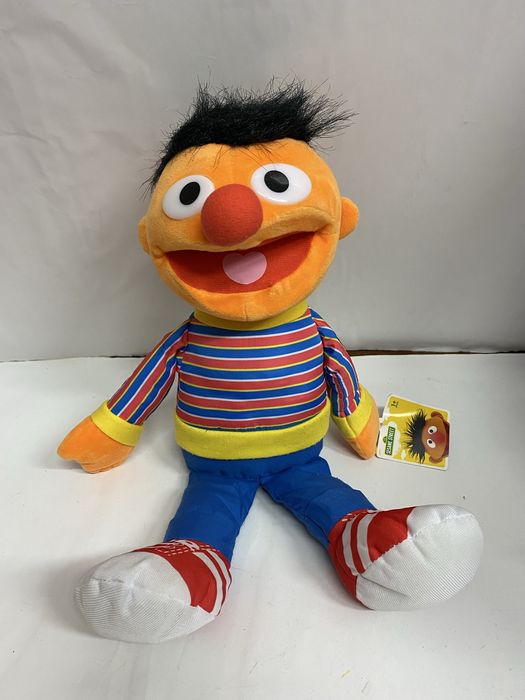 SESAME STREET ERNIE jucărie din pluș 40 cm erichetă