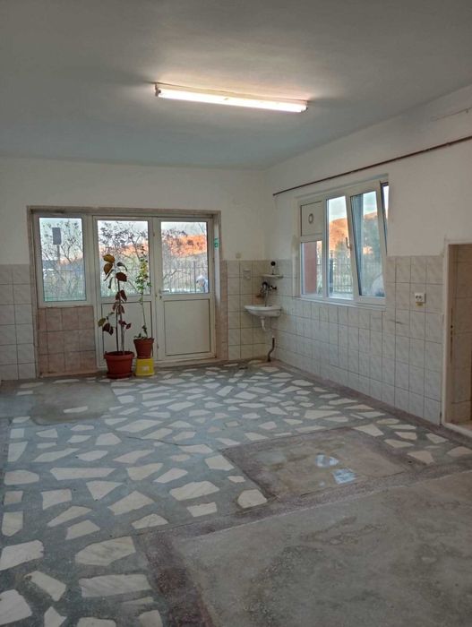 Inchiriez spatiu comercial in Dezmir