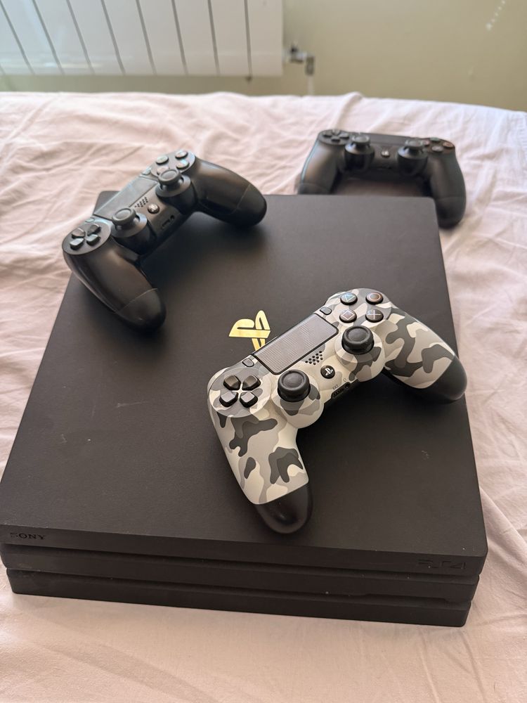 Playstation 4 pro, 1 TB,13 игри , 3 джойстика, перфектно състояние!