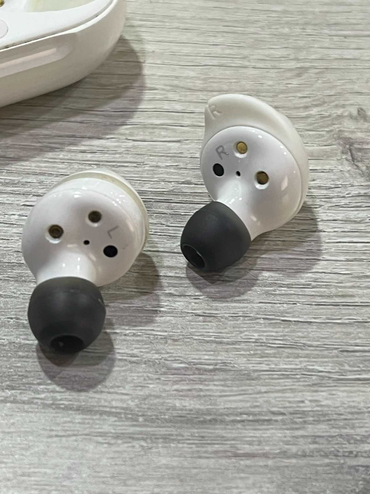 Продавам Bluetooth Слушалки Samsung Buds +