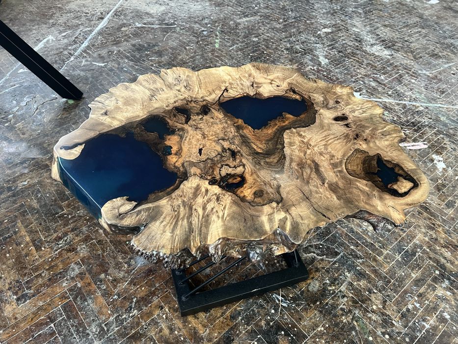 Налична уникална маса от орех и епоксидна смола