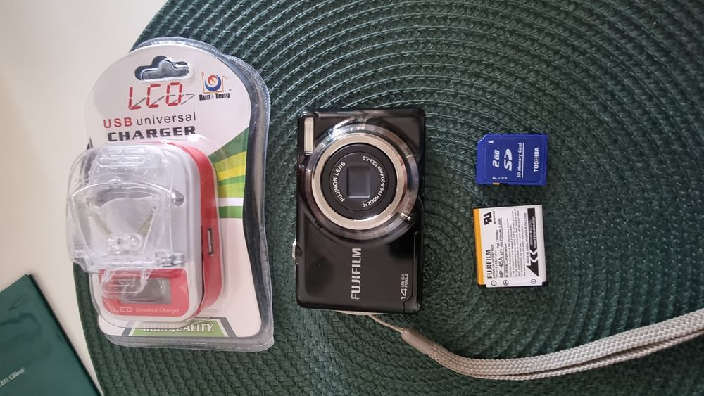 Camera foto digitala Fujifilm JV300  , 14 mp. copii adulți drumetie ti
