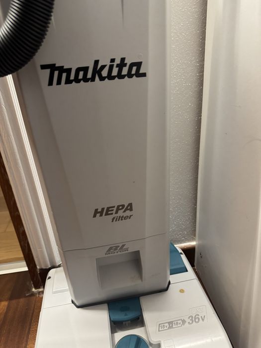 Makita Dvc560PT2 aspirator cu incarcator si 2 bateri