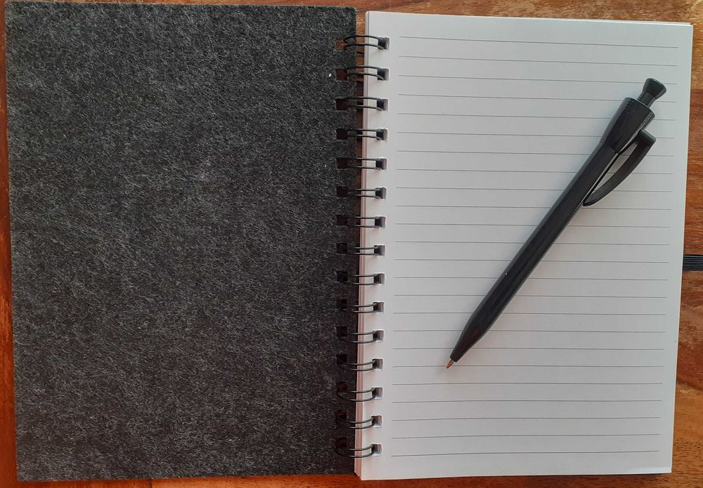 бележник размер А5 с химикалка Германия, корица филцова