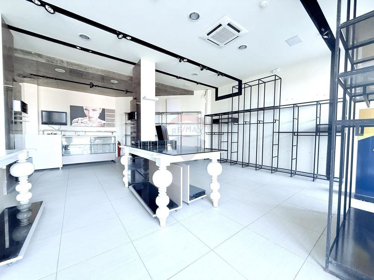 Дава се под наем Магазин в к.к. Златни пясъци - 189 кв.м за 43900 € - Снимка #3