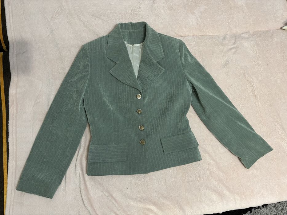 Официален зелен костюм, нежна мека материя, идеален