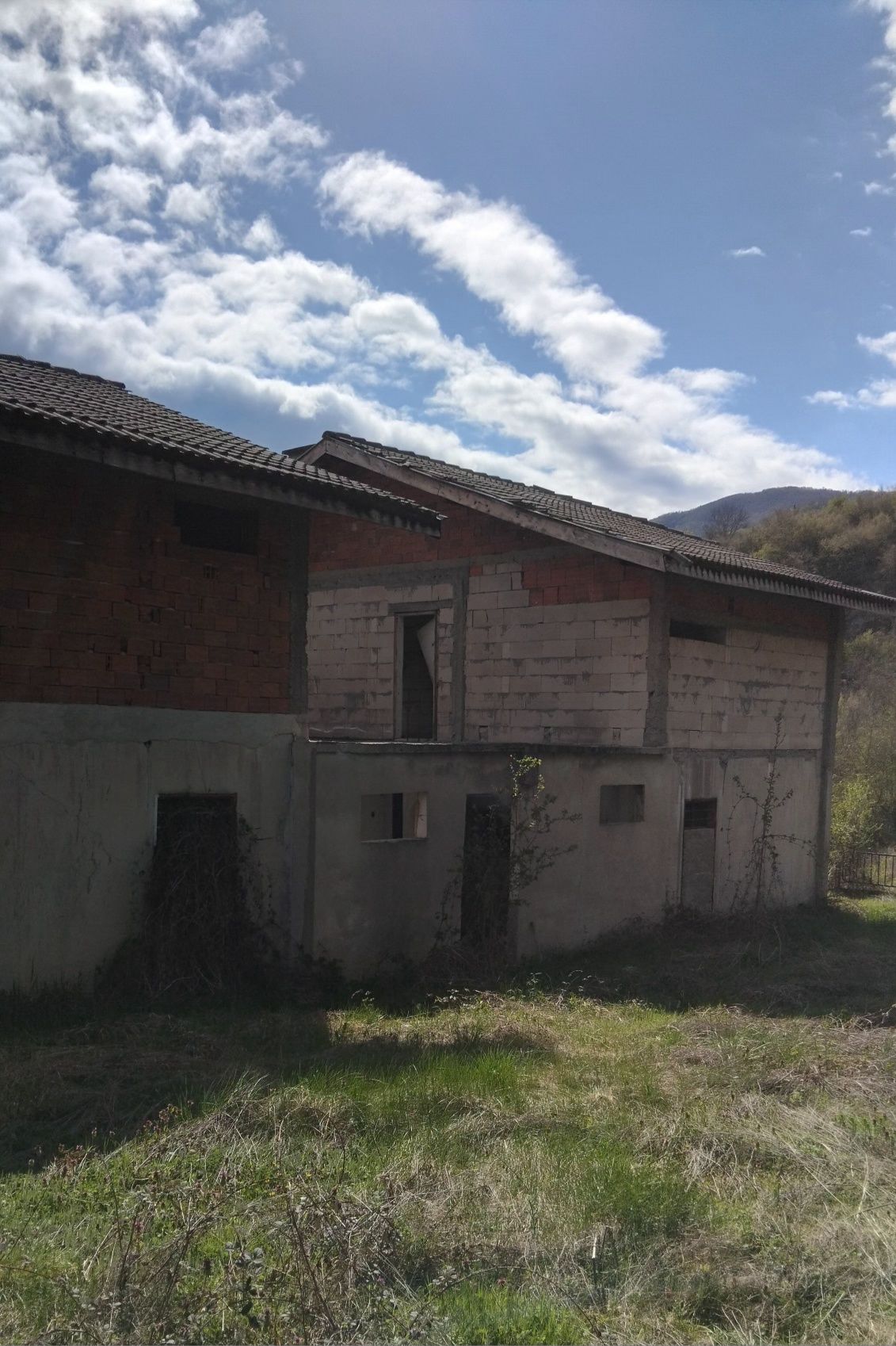 Продава две къщи в с.Пастух обл.Кюстендил