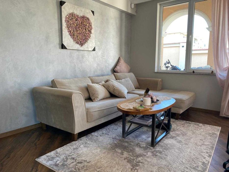 Предлагаме голям стилен диван от Италия !