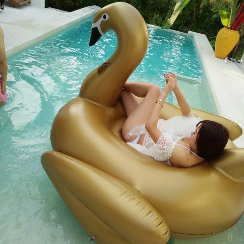 Срочно продам надувного гигантского золотого лебедя.