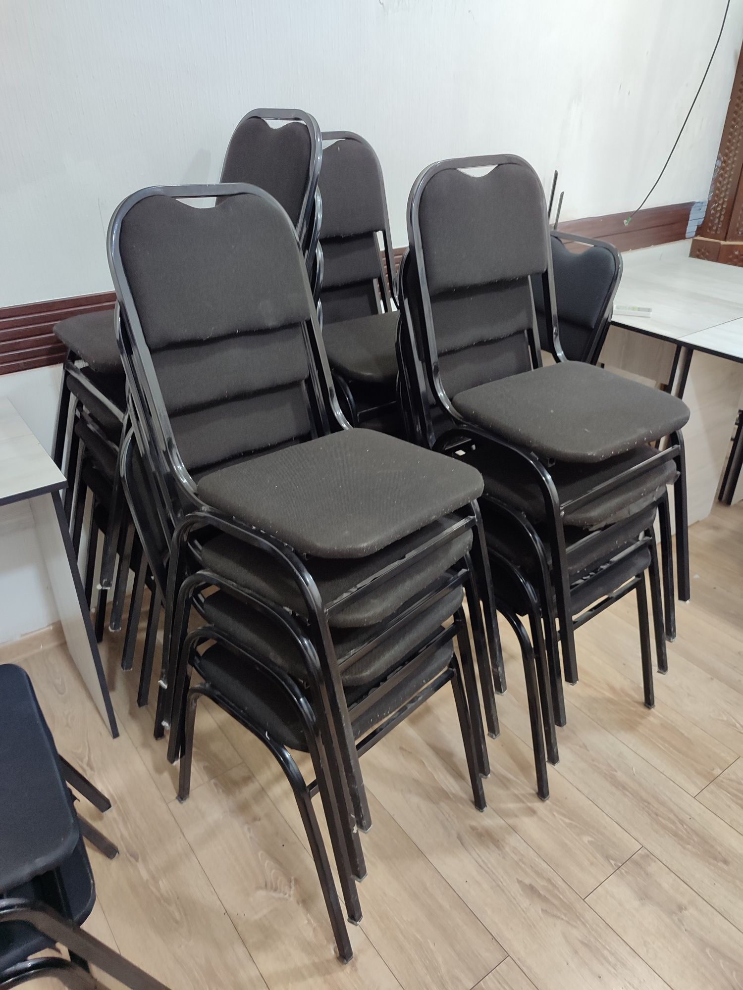 Turon stul, qora ofisniy yoki oʻquv markaz uchun stullar