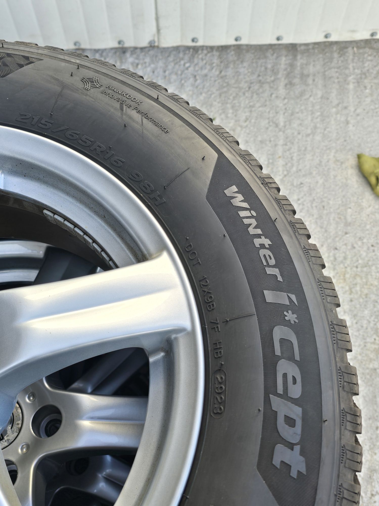 4 Броя 215/65/16 Hankook 7,5mm 2x23dot 2x20dot 2x2