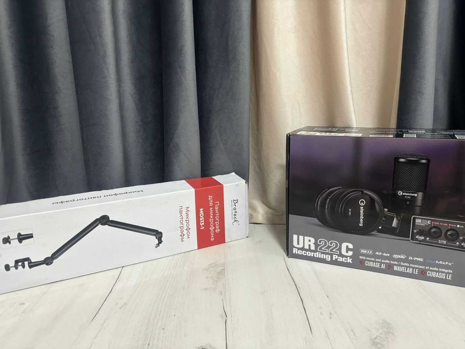 Аудиоинтерфейс, наушники, микрофон и стойка для микрофона