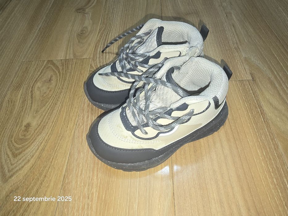 Adidasi Zara nr 25 în stare excelentă