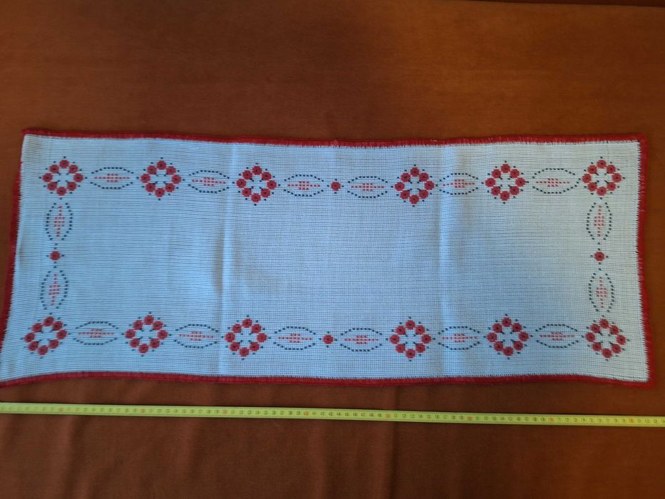 Mileu vechi cusut manual, dimensiuni  =  82 x 32 cm
