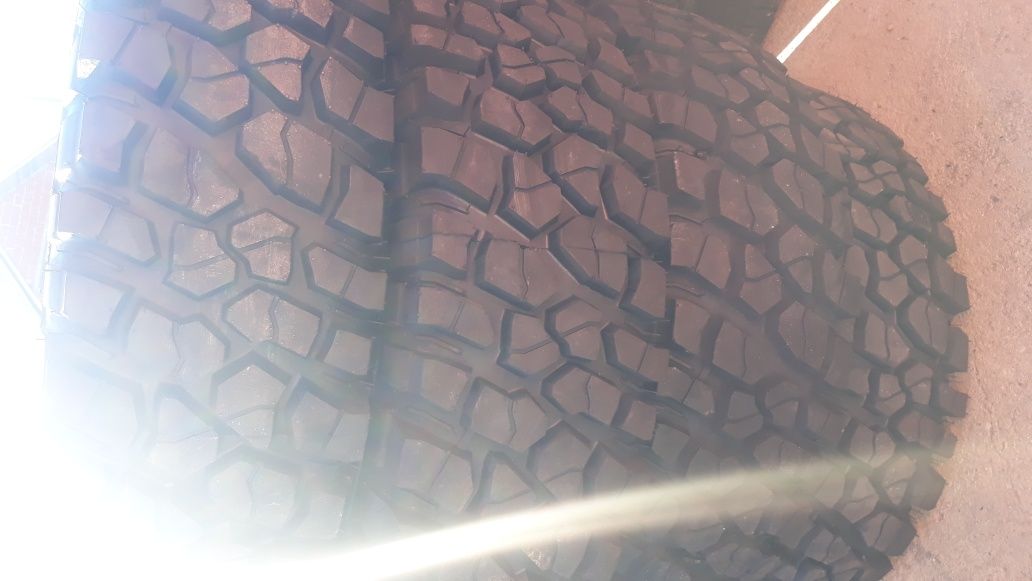 Cauciucuri off road 235/70R 16.