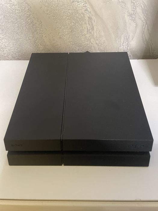 Vând PlayStation 4 !!