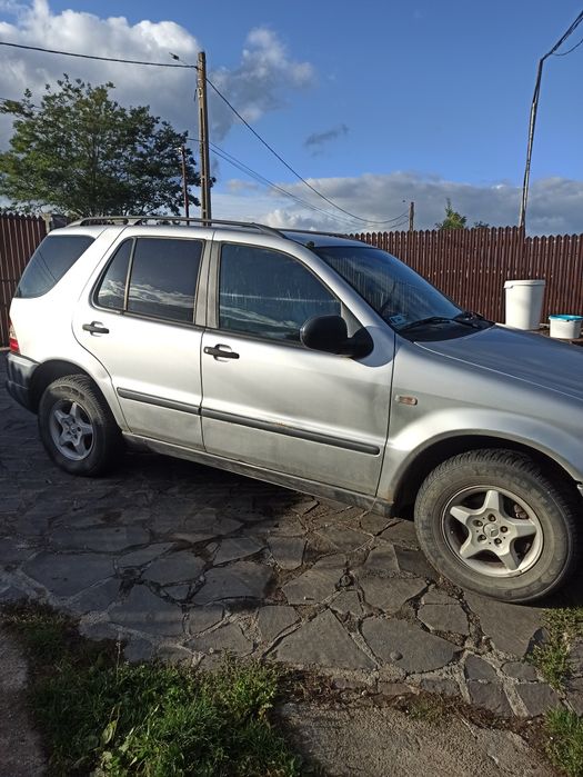 Mercedes ML 270   preț 1900 euro