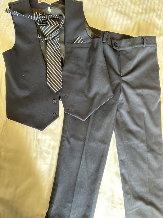 Продам жакет с брюками и с галстком