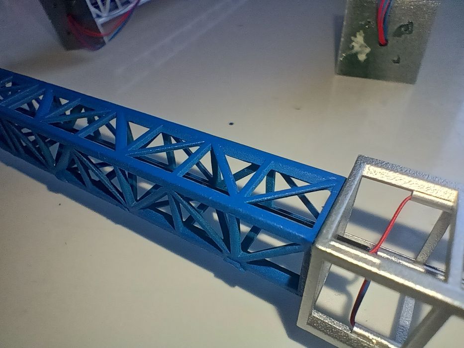 Stâlpi de iluminat industriali, reflectoare, machetă trenuleț electric