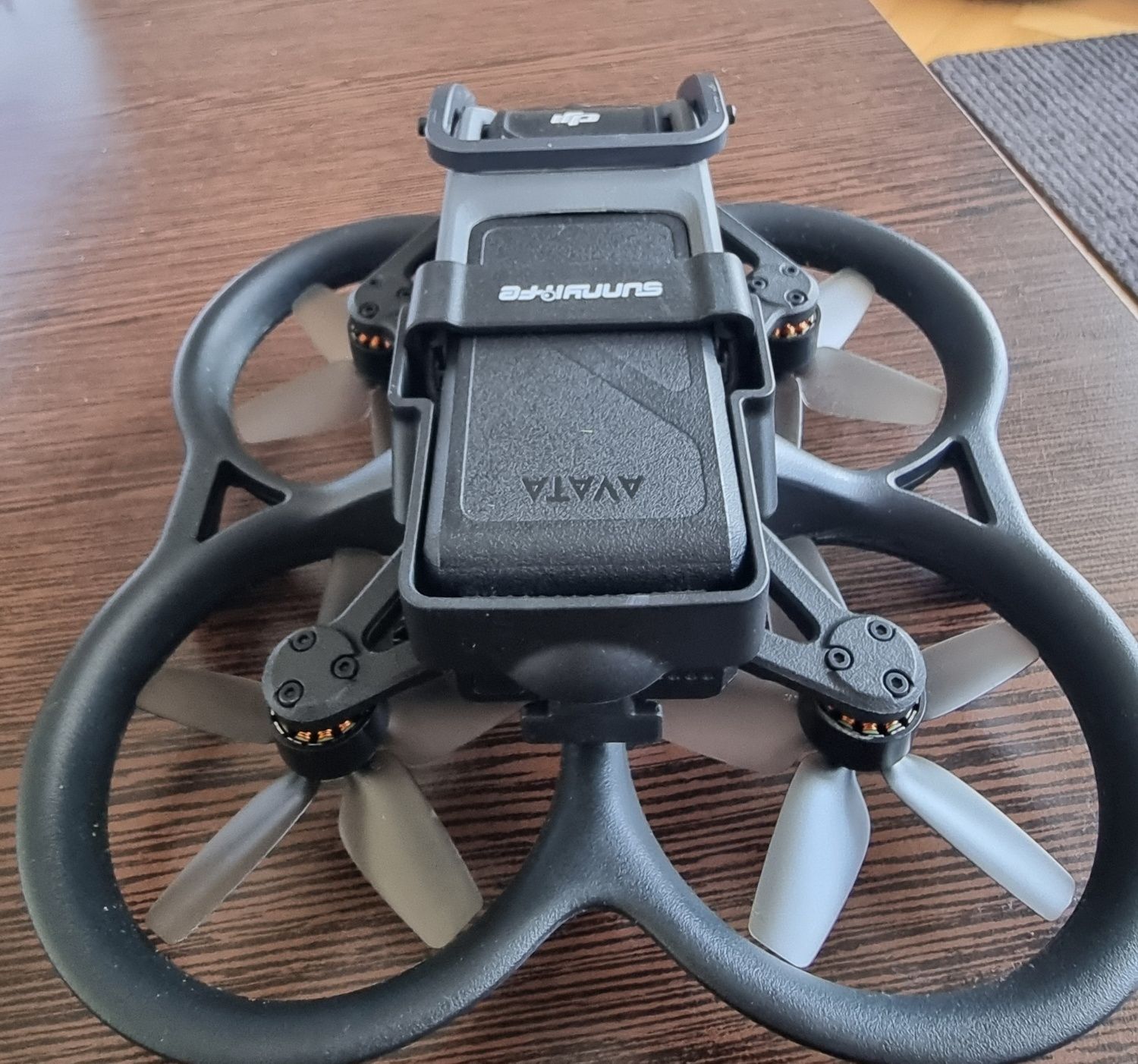 Drona Avata cu protecții