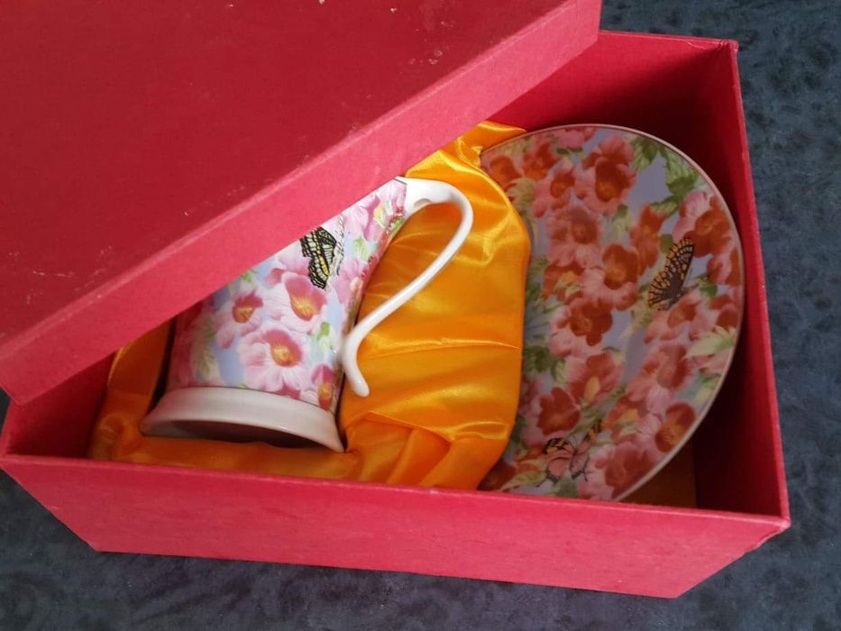 4 бр. чаши за чай неупотребявани в подаръчни кутии