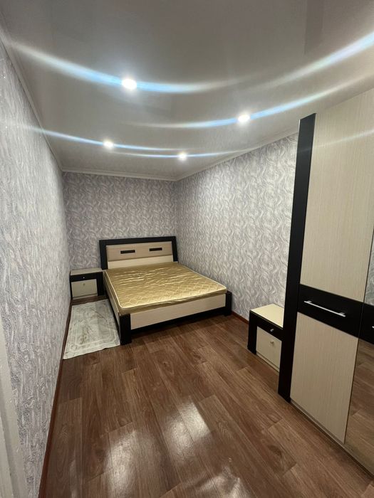 Сдается двухкомнатная в центре.