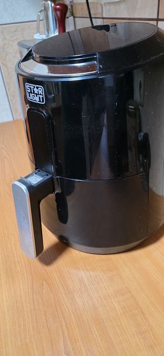 Vând airfryer Starlight