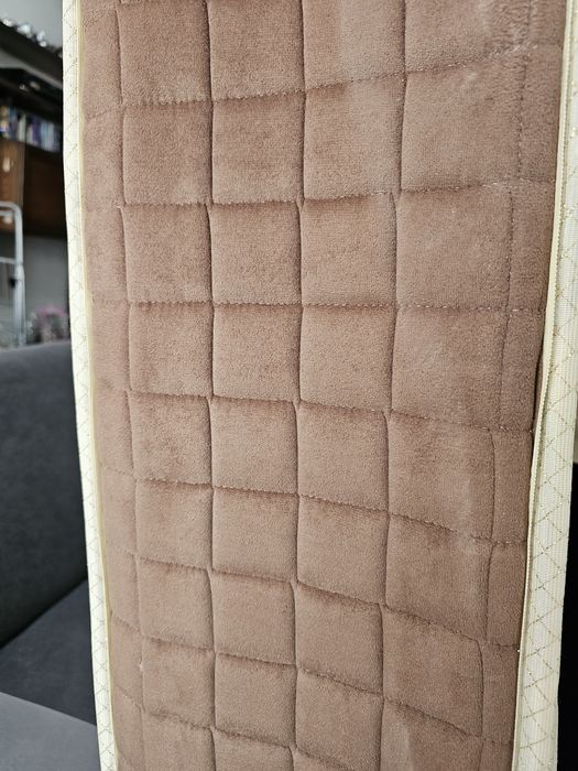 Dormitor: pat, saltea, 2 noptiere.