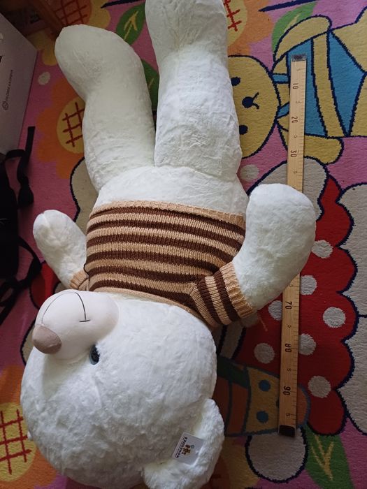 Белый огромный плюшевый медведь