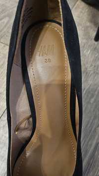 Стилни обувки от велур марка HM
