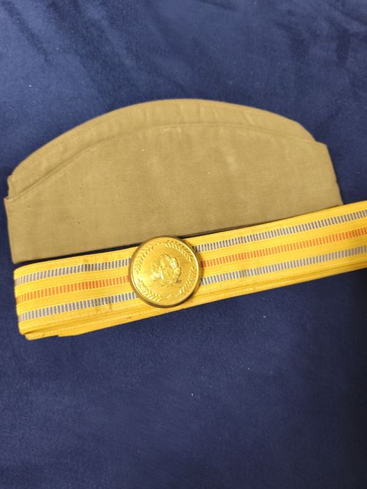 Centură militară de paradă, bonetă și cămașa militară din perioada Com