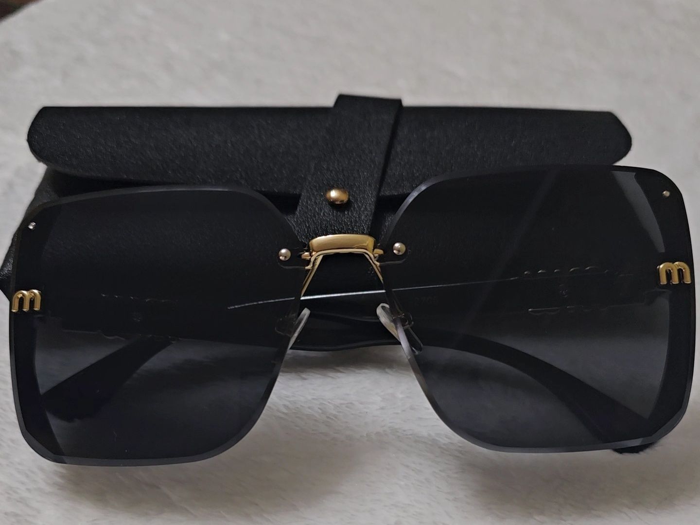 Солнцезащитные очки  Miu Miu (Миу Миу) с блестками.