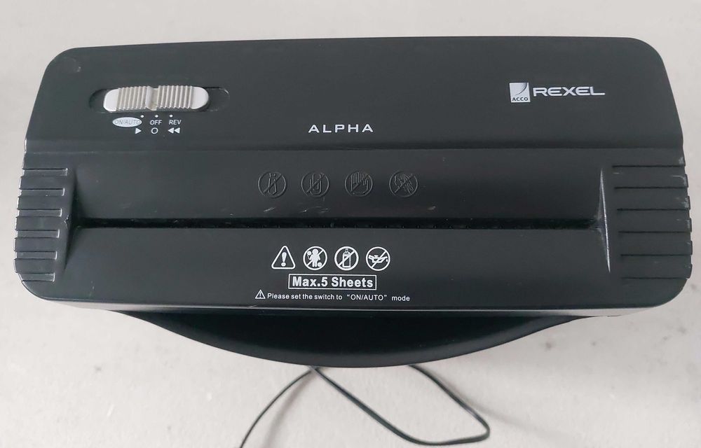 Шредер за унищожаване на документи Rexel Alpha - като нов!