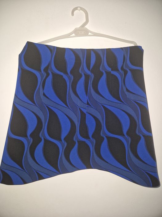 Fustă noua de la Zara scurta.