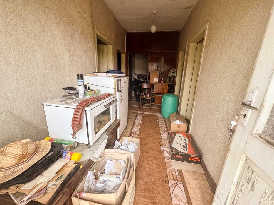 Kъща с 3 спални, гараж и стопански постройки в живописното село Червен