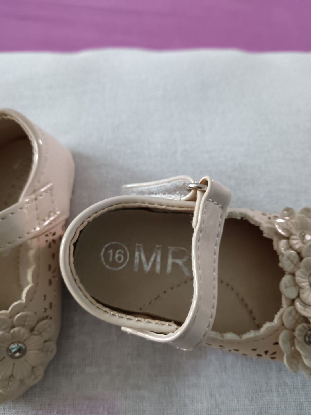 Vând Pantofiori Fetiță cu Strasuri Noi Mărimea 16 Italia